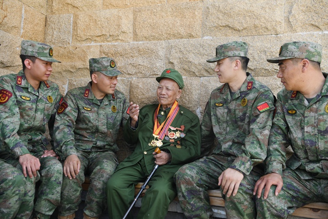 老兵楊建和官兵們分享自己的軍旅體會心得。