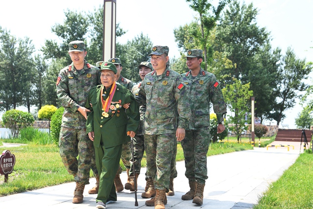部隊官兵看望老兵楊建。