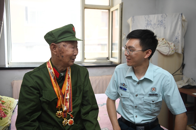 老兵朱萬金為青年人講述自己戰斗經歷。