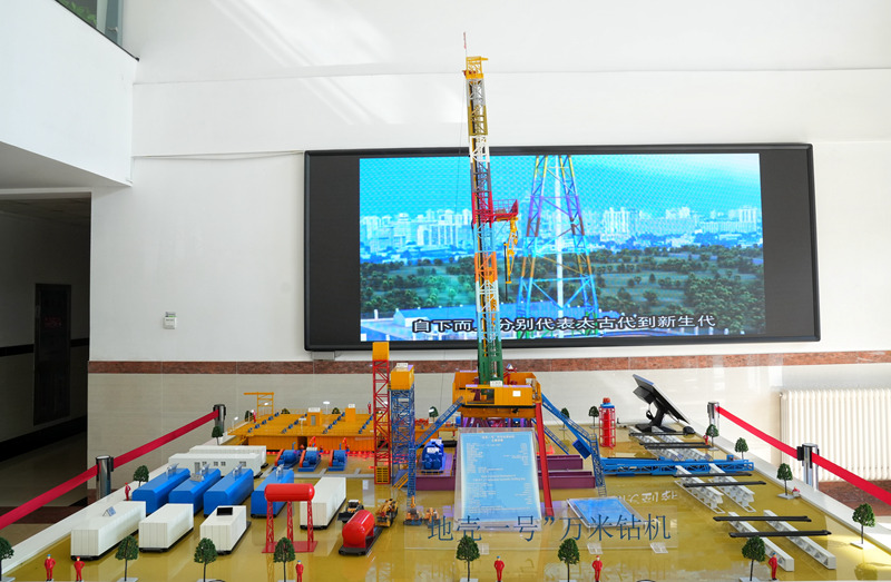 在吉林大學鉆探實驗樓展示的“地殼一號”萬米鉆機模型。