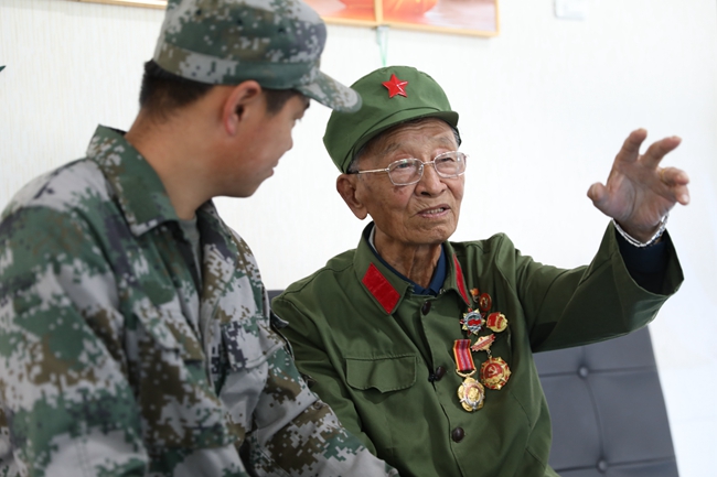 老兵王振余為青年人講述自己的戰斗經歷。