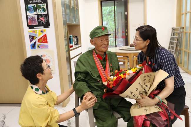 關愛老兵志愿者看望老兵安福英。