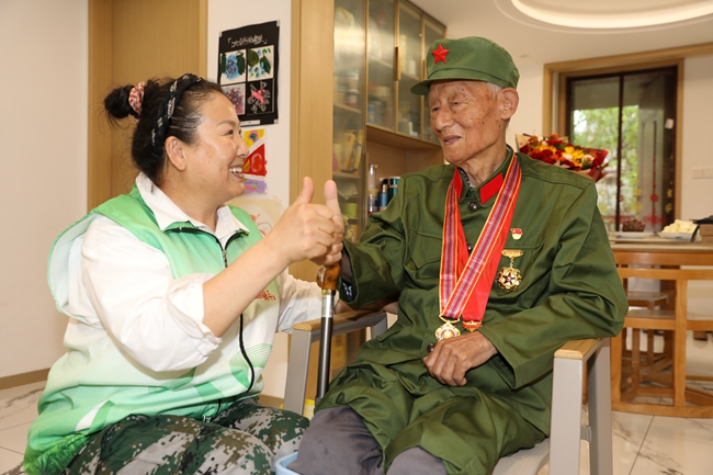 吉林省柏合暖兵服務隊看望老兵安福英。
