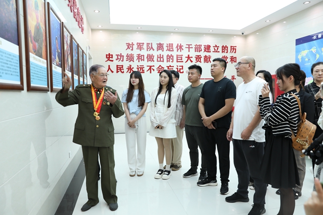 老兵汪延開為青年人講述英雄事跡。
