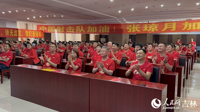 吉林省體育局組織親友團共同觀看直播，為張瓊月加油。人民網記者 李思玥攝