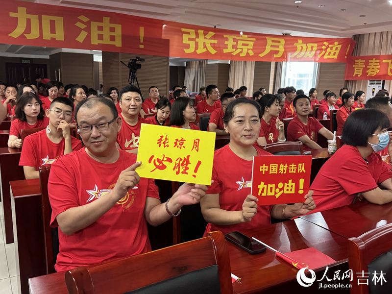 吉林省體育局組織親友團共同觀看直播，為張瓊月加油。人民網記者 李思玥攝