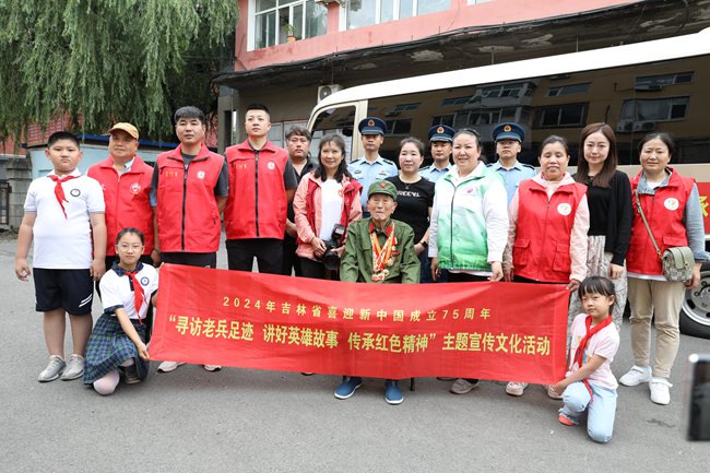 老兵薛級臣和社會關愛老兵志愿者合影。
