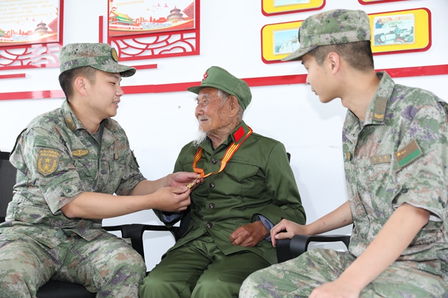 老兵杜德山為官兵們講述自己的戰斗經歷。
