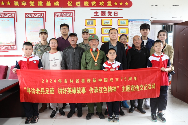 關愛老兵志愿者和老兵杜德山合影。
