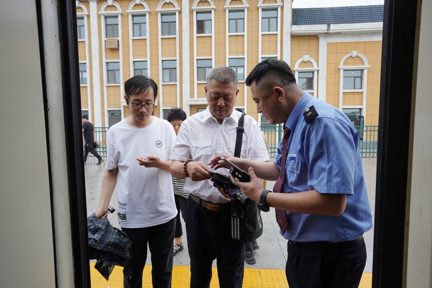 乘客開開心心登上首發省城的列車