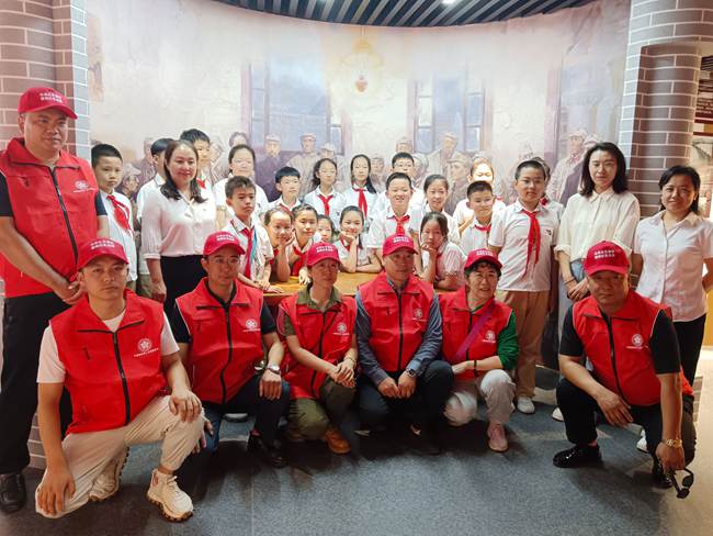 朝陽區重慶街道光明社區黨史教育基地開展青少年愛國主義教育活動。