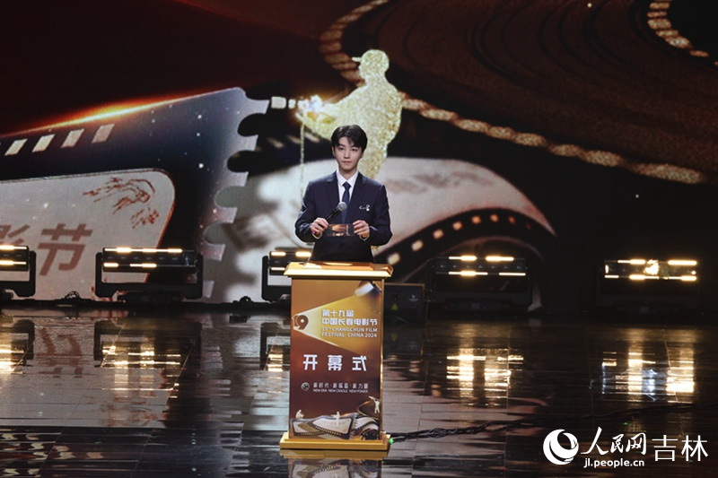 長春電影節形象大使王俊凱揭幕“金鹿獎”獎杯。人民網記者 李洋攝