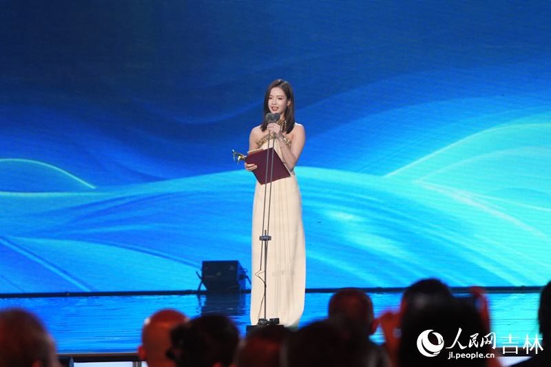青年演員李庚希獲最佳女演員獎。人民網記者 李洋攝