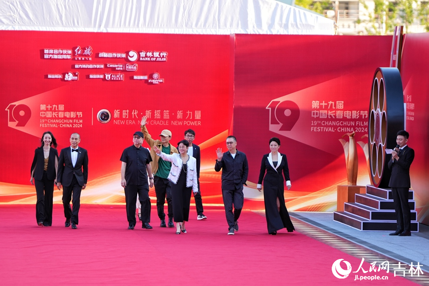 電影節開幕式上，評委會走向紅毯。人民網記者 李洋攝