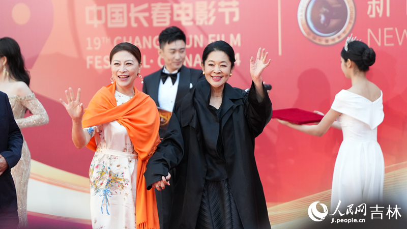 倪萍(右)、岳紅(中)、李誠儒(左)在紅毯儀式上亮相。 中新社記者 張瑤 攝人民網記者 李洋攝