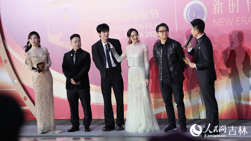 張鈞甯、黃明昊等人在閉幕紅毯亮相。人民網記者 李洋攝