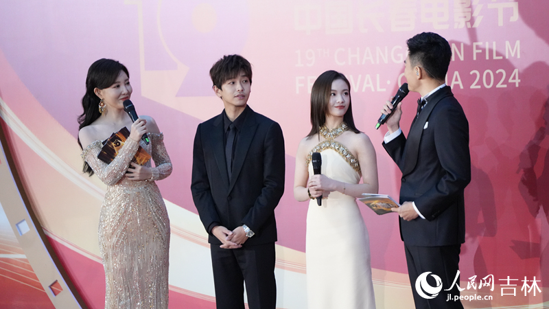 青年演員彭昱暢和李庚希憑借《我們一起搖太陽》分別榮獲最佳男、女演員獎。