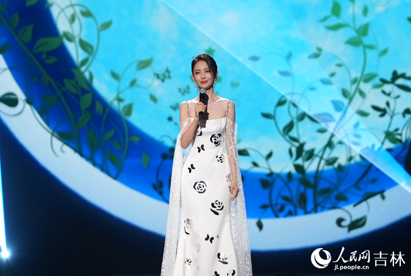 佟麗婭傾情獻唱了主演電影《假如，我是這世上最愛你的人》中的歌曲《枝芽》