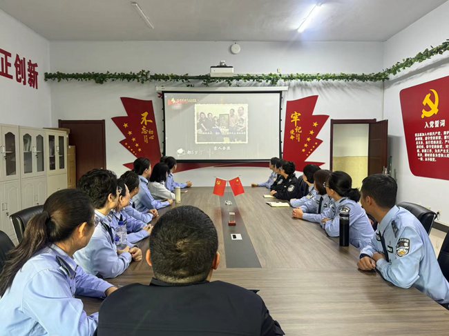 民警們同步收看課程。