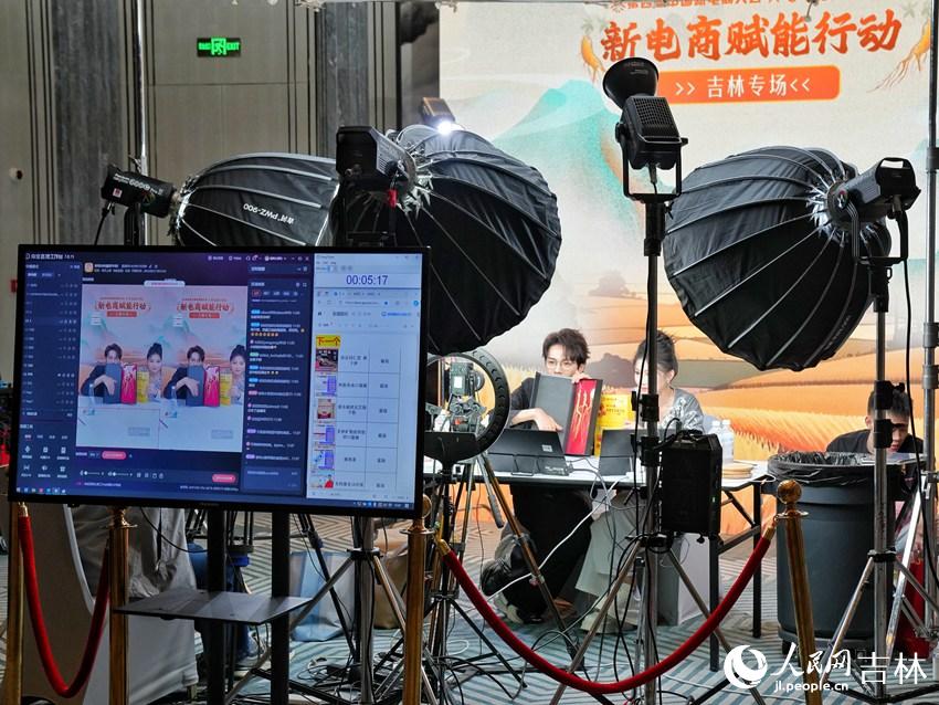 新電商賦能行動吉林專場直播火熱進行。人民網記者 李洋攝