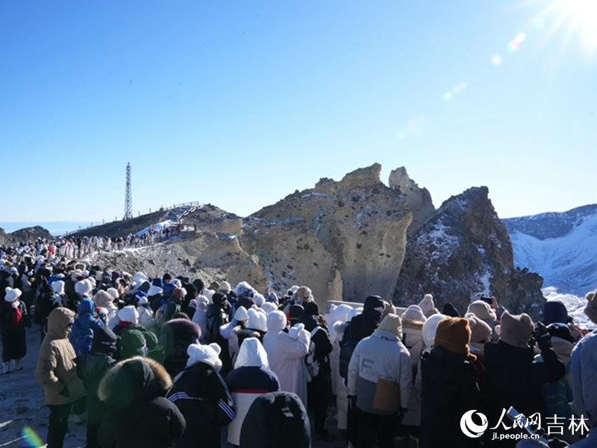 上個雪季，吉林長白山景區游人如織。人民網記者 李洋攝
