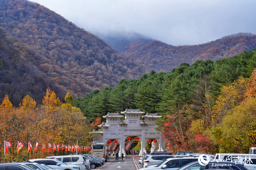 五女峰國家森林公園景區正門。人民網記者 李洋攝
