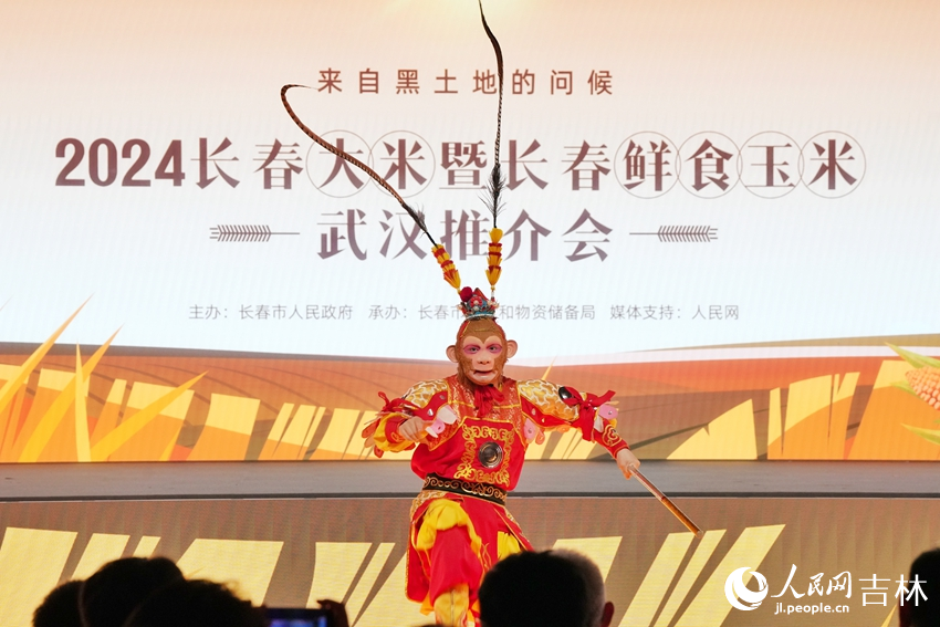 “雪餅猴”王鐵柱表演并推介長春“雙金”名片。人民網記者 李洋攝