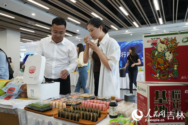 觀眾在現場品鑒長春大米。人民網記者 李洋攝