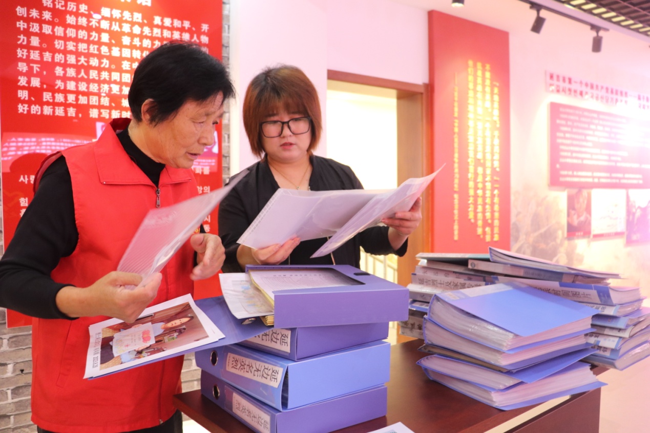 2024年9月，72歲的徐淑子（左一）和延吉市老兵之家服務中心人員整理英烈和老兵事跡檔案。