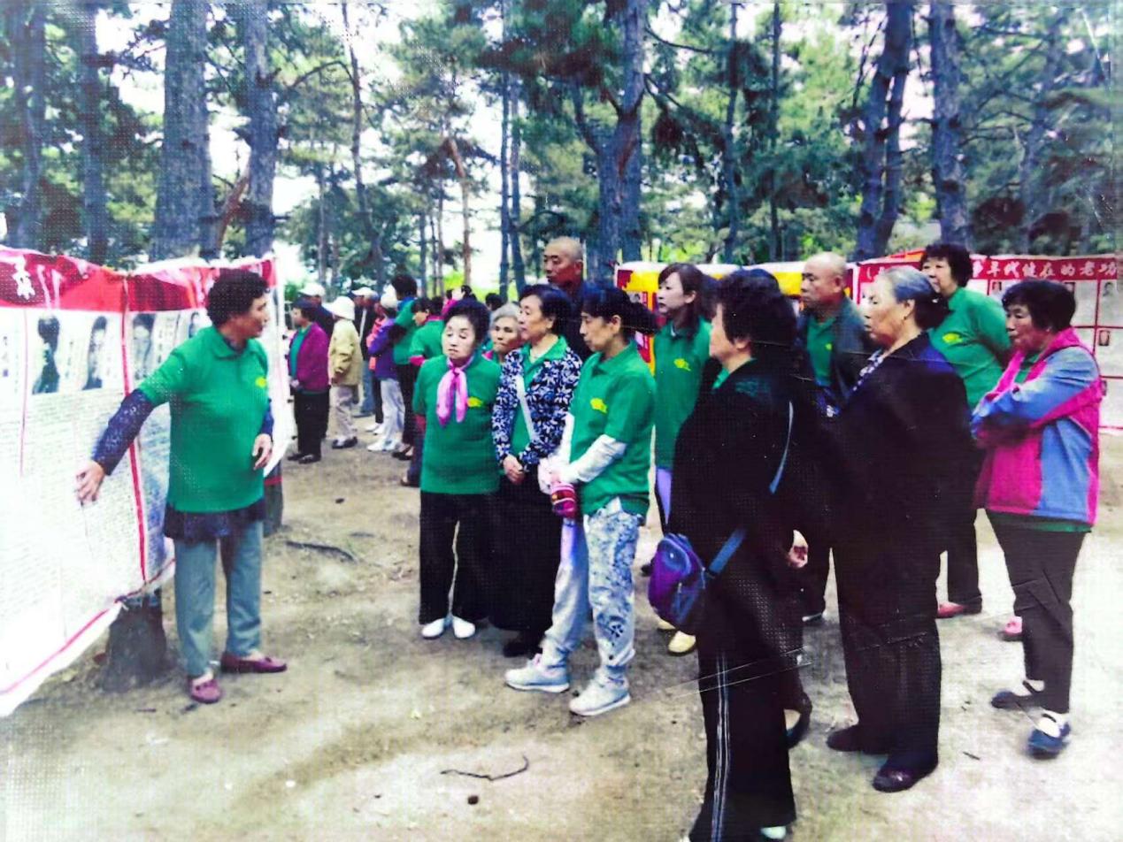 2013年，徐淑子到延吉市公園開展英烈事跡圖片展。