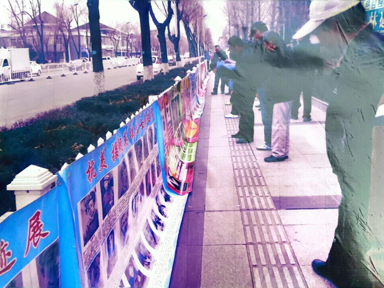2014年，徐淑子在馬路邊上開展英烈事跡圖片展。