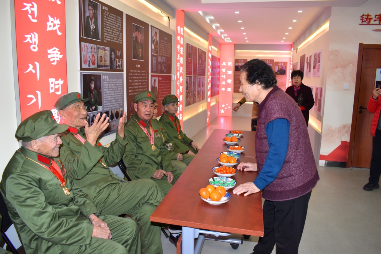 徐淑子在老兵之家組織開展老兵聯歡活動。