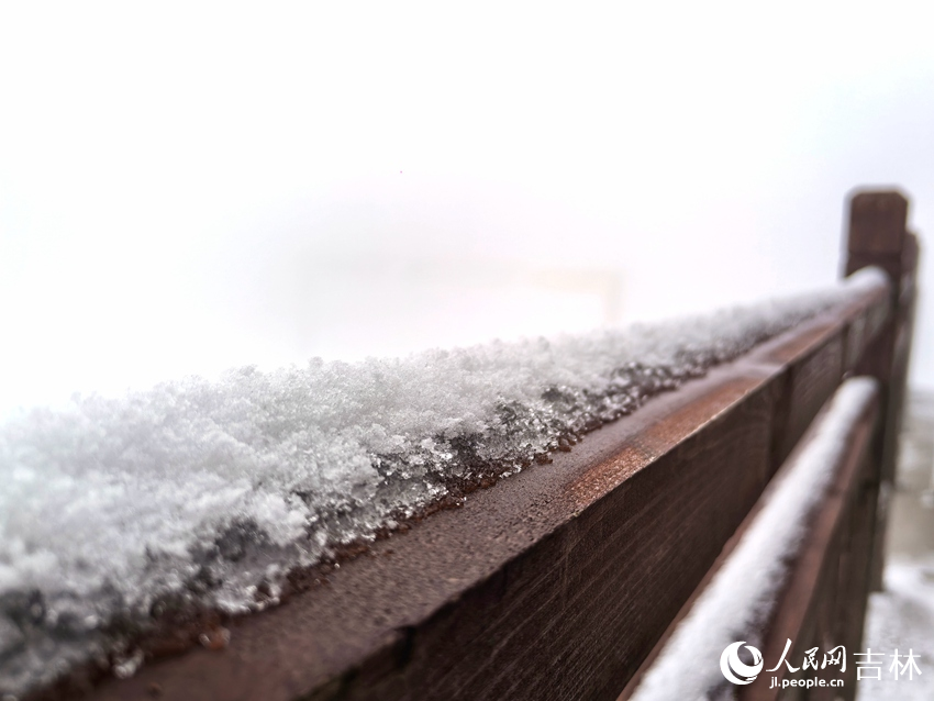 吉林市迎來初雪，木橋欄桿上積雪晶瑩剔透。人民網記者 王海躍攝