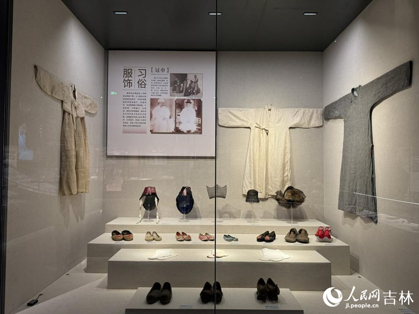 少數民族服飾習俗展示。人民網記者 李思玥攝