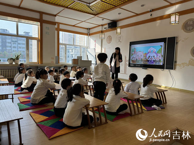 延吉市中央小學校學生正在上“禮儀課”。人民網記者 李思玥攝