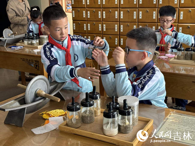學生們正在延吉市青少年活動中心本草堂學習制作艾草香囊。人民網記者 李思玥攝