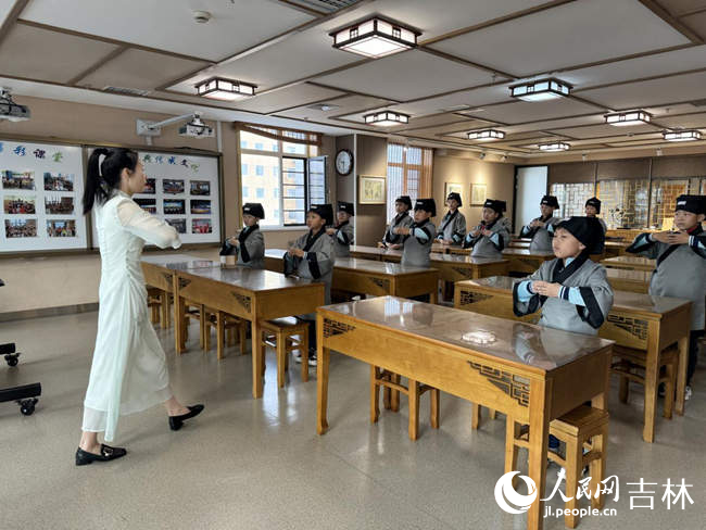 學生們正在延吉市青少年活動中心經典學堂學習傳統禮儀。人民網記者 李思玥攝