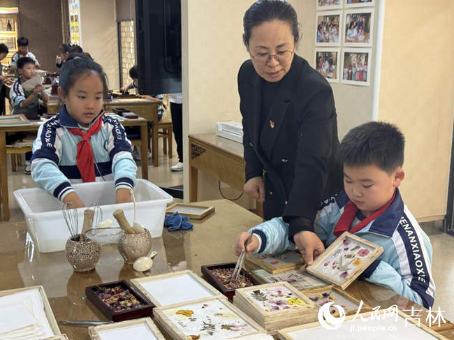 學生們正在延吉市青少年活動中心紙坊體驗古法造紙。人民網記者 李思玥攝