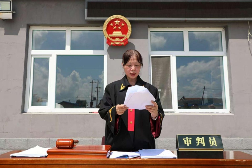 伊通法院少年法庭四級高級法官張宏艷進行巡回審判。（伊通法院供圖）