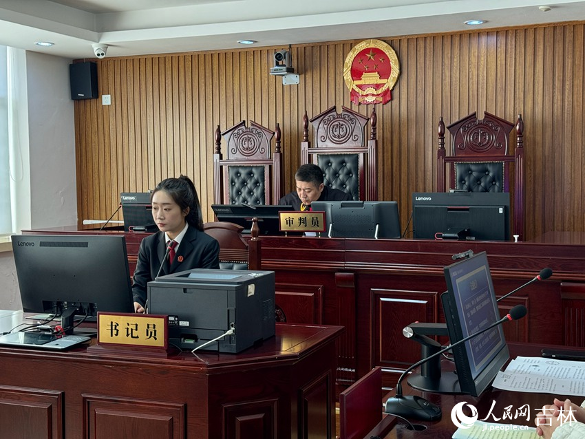 11月7日上午，鐵西法院訴訟服務中心速裁法庭正在開庭審理一起重大金融借款合同糾紛案件。人民網記者 李思玥攝