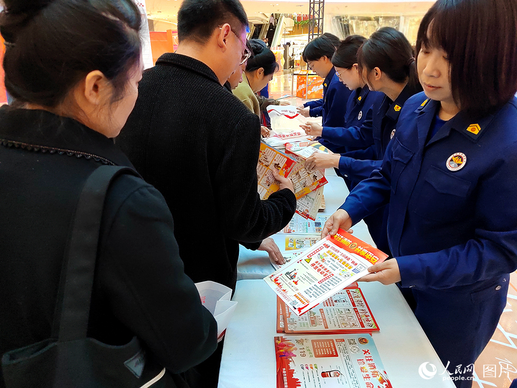 11月1日，長春市綠園區消防救援局舉辦以“全民消防 生命至上”為主題的消防宣傳月啟動儀式。宣講文員向現場群眾發放宣傳材料，講解日?；馂念A防以及火場自救逃生等消防常識。人民網記者 王海躍攝