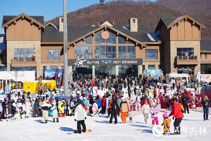 23日，吉林省2024—2025新雪季開板首日，大批滑雪愛好者抵達滑雪場開啟今年的滑雪“首秀”。人民網記者 李洋攝