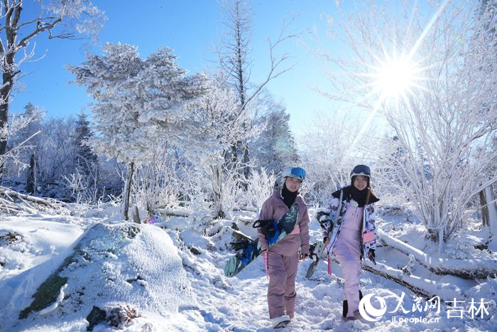 “開板”當日，北大湖現絕美高山霧凇。人民網記者 李洋攝