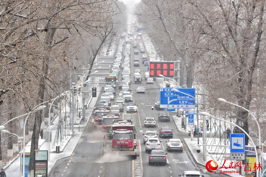 大型清雪車輛在道路上進行除雪作業。人民網記者 李洋攝
