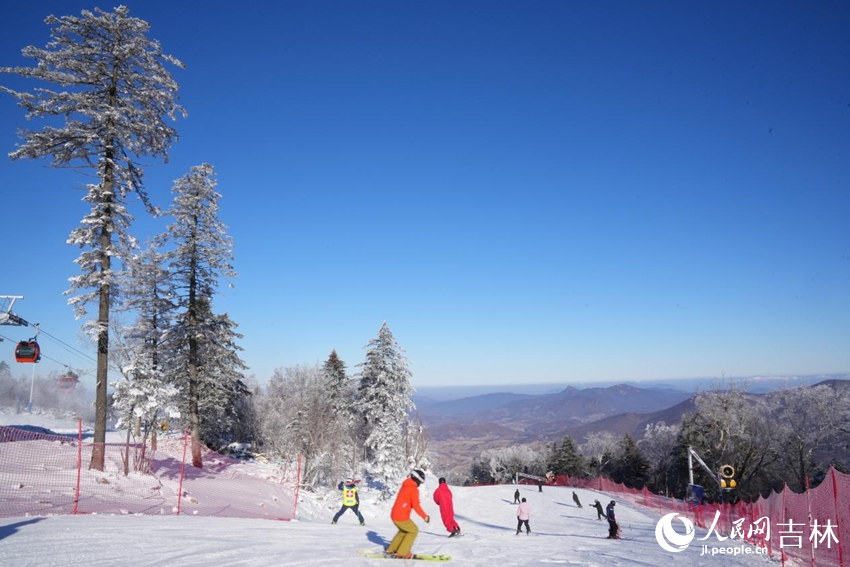 11月23日，吉林省2024—2025新雪季開板暨第30屆吉林霧凇冰雪節在吉林北大湖滑雪度假區開幕，眾多滑雪愛好者開啟今年滑雪“首秀”。人民網記者 李洋攝