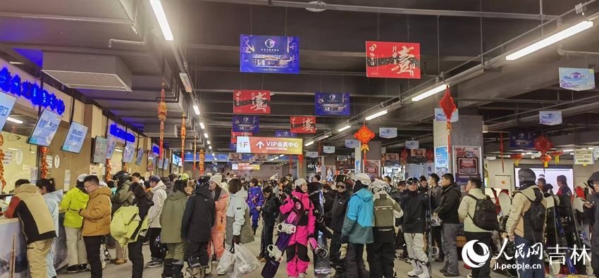 北大湖滑雪度假區雪具大廳排起了長隊。人民網記者 王海躍攝