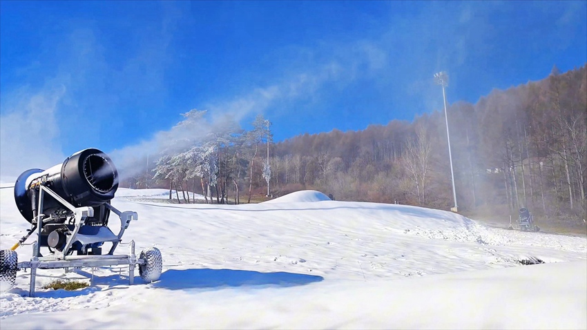 萬峰通化滑雪度假區“火力全開”造雪忙。李銘攝
