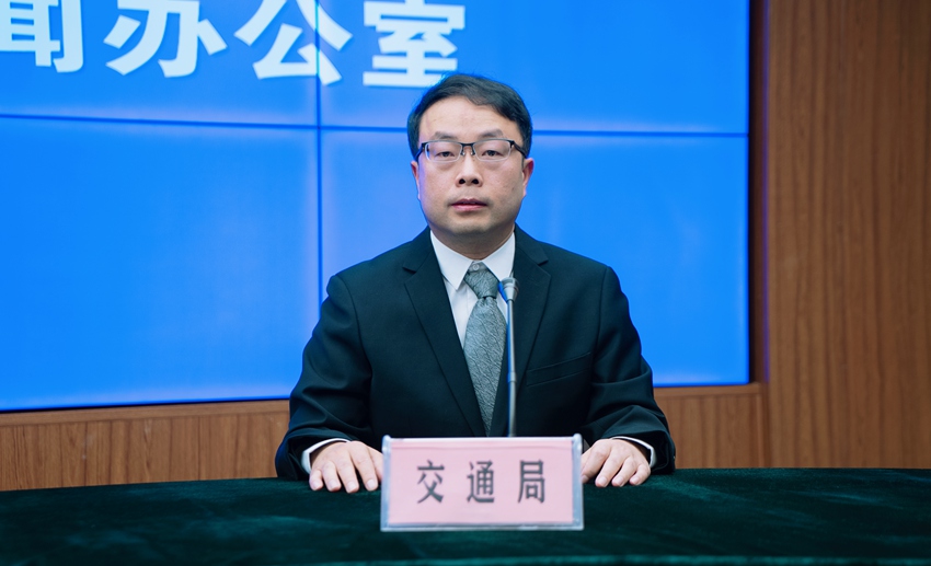 長白山管委會交通局副局長劉濤發言。