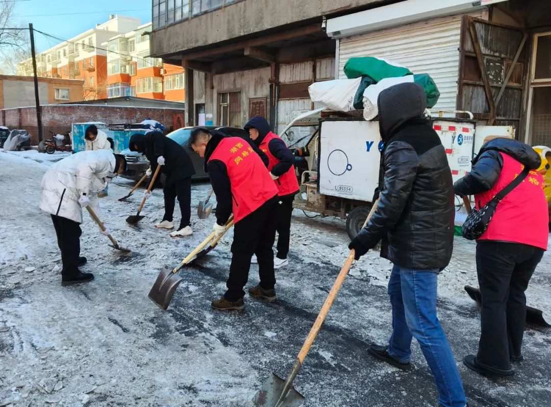  長春市朝陽區湖西街道：清雪除冰暢通出行路12月3日，湖西街道辦事處工作人員帶領全體機關干部、長久社區工作人員、湖西環衛中隊共140余人到長久社區老舊小區背街小巷區域開展道路除冰活動。