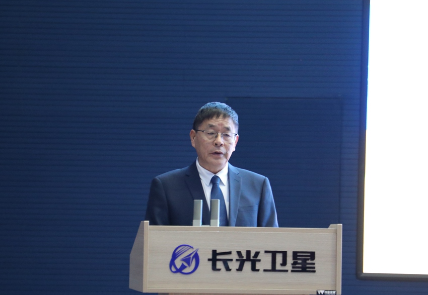 長春市工信局局長方述華圍繞促進全市航空航天及應用產業發言。